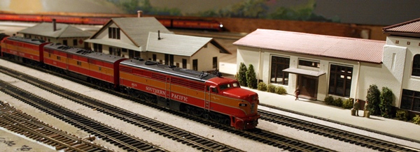 photo of model railroad SP locomotive