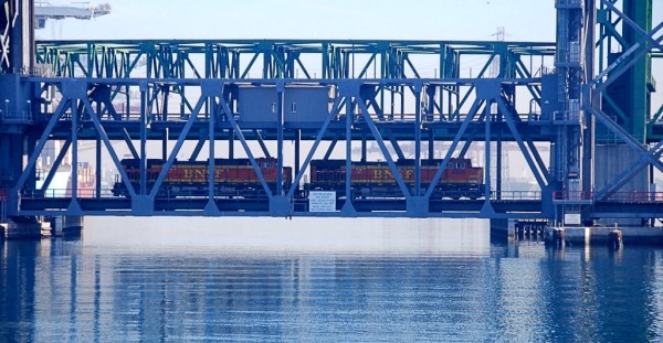 photo of BNSF locos on draw bridge